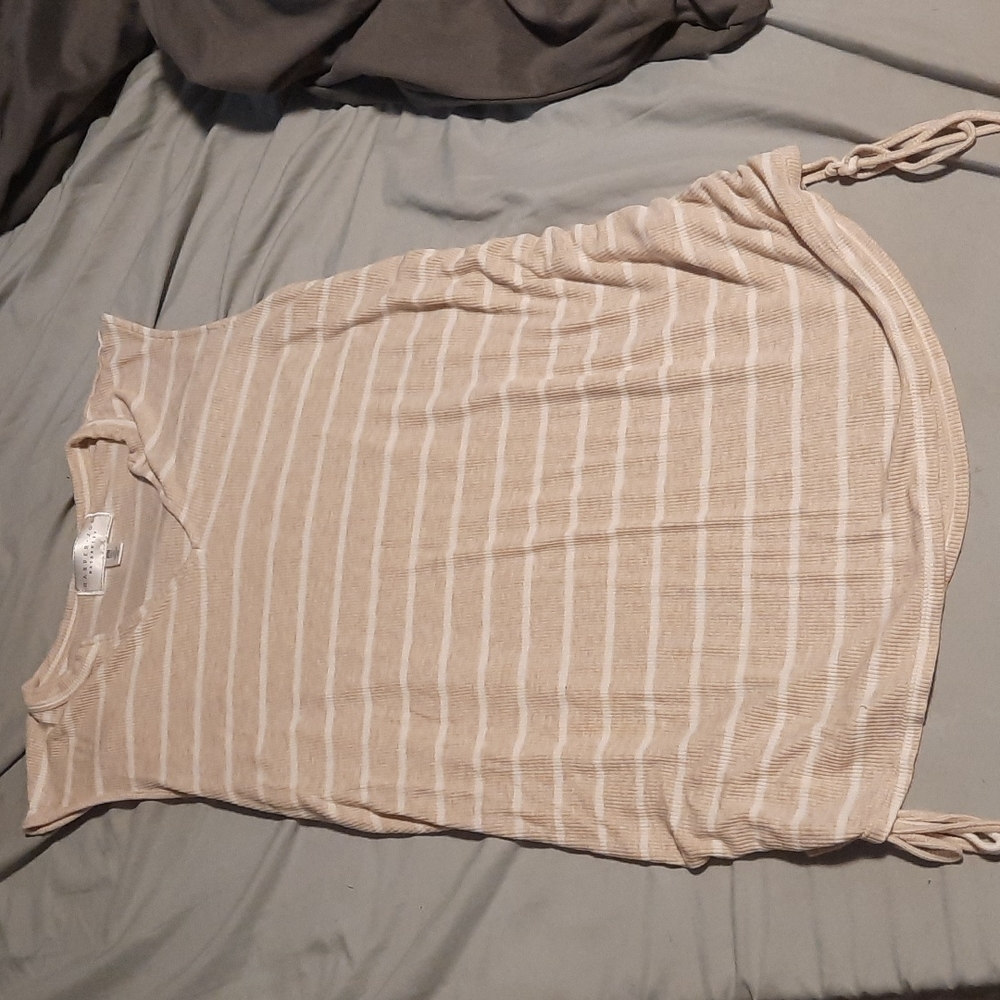 🎉4 for $20🎉 Tan and white tank with rouching on the sides